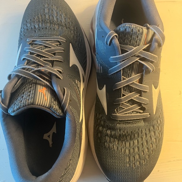 Mizuno Running shoes - Picture 2 of 6